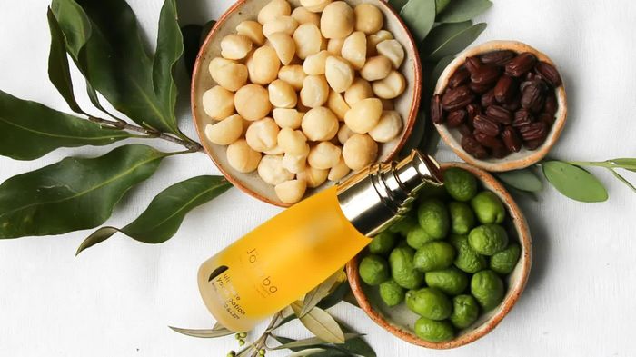 Dầu jojoba có thể tạo lớp màng trên bề mặt, hỗ trợ hạn chế mất nước và giúp da mềm mại hơn