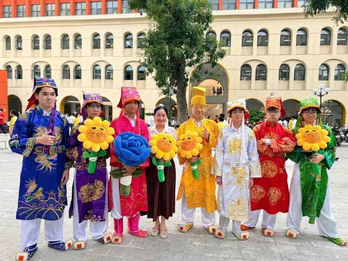 Một nhóm nam sinh mặc trang phục gợi nhớ đến các nhân vật trong chương trình Táo quân xuất hiện tại trường THPT Việt Đức (Hà Nội)