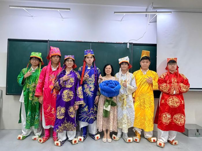 7 chàng trai và màn chúc mừng gây bất ngờ.