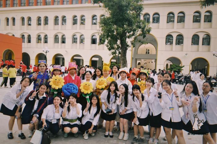 Một món quà mang đúng tinh thần tuổi học trò: tinh nghịch, hồn nhiên và chứa đựng sự quan tâm dành cho cô giáo, bạn bè.