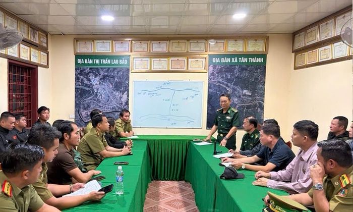 Lực lượng chức năng phối hợp họp triển khai nhiệm vụ