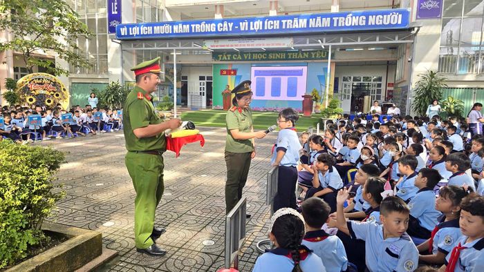 Quang cảnh buổi tuyên truyền