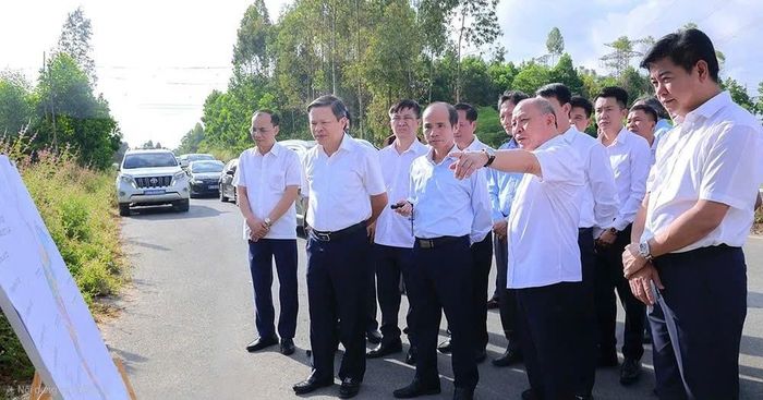  Phó Bí thư Tỉnh ủy, Chủ tịch HĐND tỉnh Bùi Đức Hinh cùng đoàn công tác kiểm tra thực địa dự án.