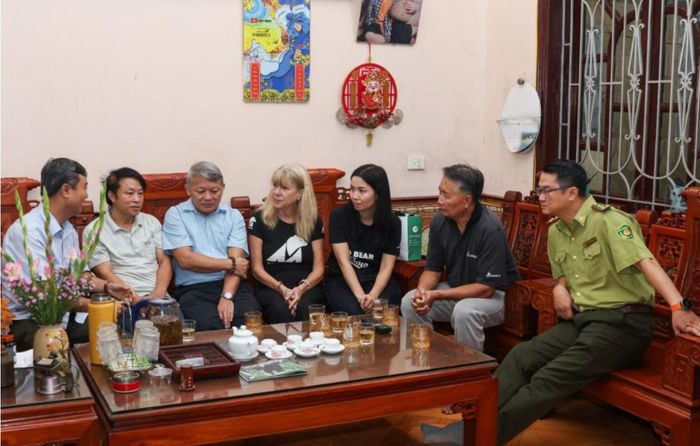 Lãnh đạo Cục Lâm nghiệp và Kiểm lâm, Chi cục Kiểm lâm Hà Nội, Hạt Kiểm lâm số 7 và Tổ chức Động vật Châu Á tại buổi chuyển giao