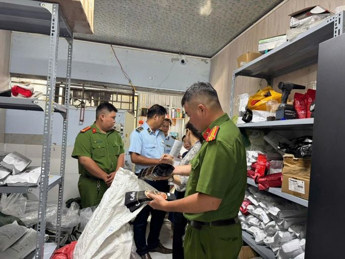  Đội Quản lý thị trường số 1 phối hợp lực lượng Công an kiểm tra, lấy mẫu cà phê đóng gói tại hộ kinh doanh ở phường Lý Văn Lâm, tỉnh Cà Mau. Ảnh: Chi cục Quản lý thị trường tỉnh Cà Mau. 