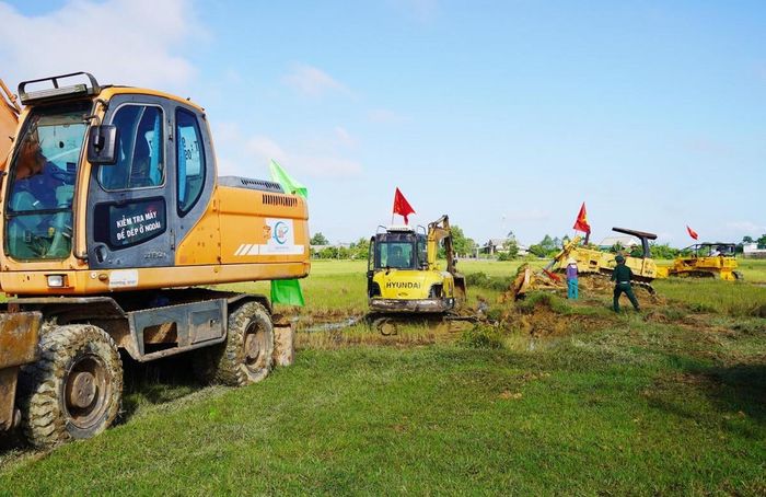  Các phương tiện cơ giới tiến hành thực hiện dồn điền, đổi thửa tại xã Vĩnh Thuỷ 