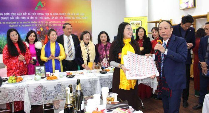 Tem chống giả là một trong những công cụ quản lý mà HTX tiêu dùng Việt Nam đã vận dụng. Ảnh Tông Nguyễn