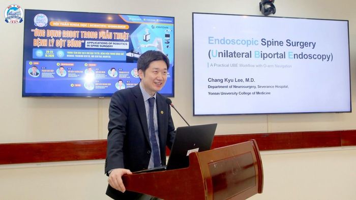 GS.BS. Chang Kyu Lee – chuyên gia Khoa Phẫu thuật Thần kinh, Đại học Y khoa Yonsei, Bệnh viện Severance (Hàn Quốc) trình bày tại Hội thảo