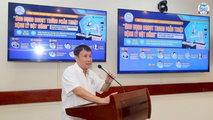 GS.TS. Phạm Như Hiệp – Giám đốc BVTW Huế, Phó Chủ tịch Hội Ngoại khoa và Phẫu thuật nội soi Việt Nam phát biểu tại Hội thảo