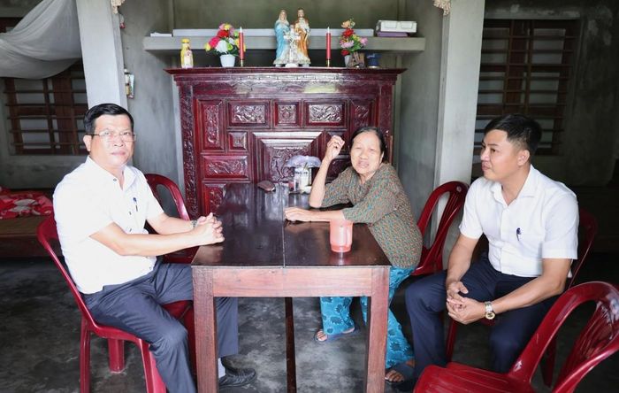 Lãnh đạo phường Phong Phú khảo sát hộ nghèo, tìm giải pháp hỗ trợ sinh kế và giảm nghèo bền vững.