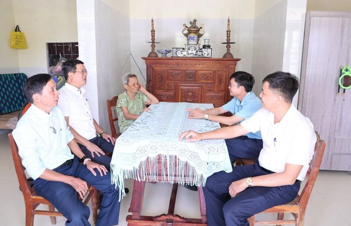 Lãnh đạo phường Phong Phú khảo sát hộ nghèo, tìm giải pháp hỗ trợ sinh kế và giảm nghèo bền vững.