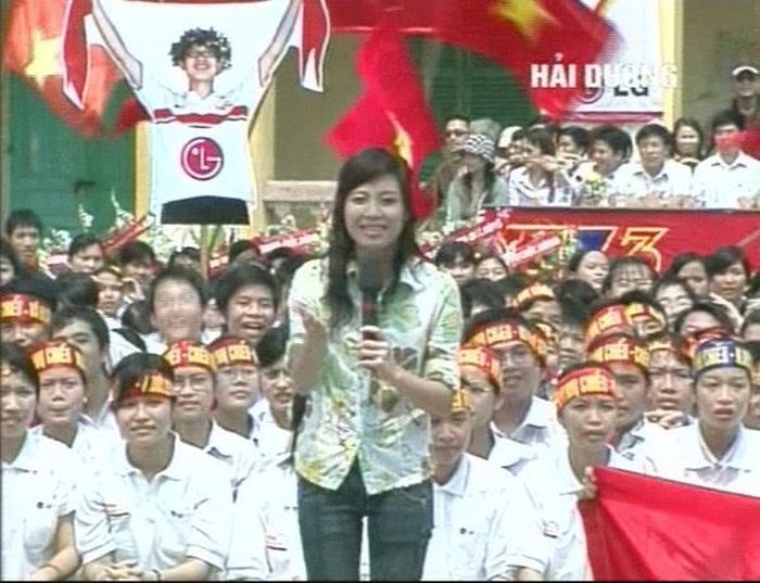 Hình ảnh MC Hoàng Linh ở Chung kết Olympia 2007.