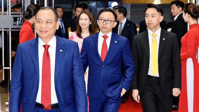 Ông Phạm Nhật Minh Hoàng - Tổng Giám đốc GSM (thứ nhất từ phải sang). 