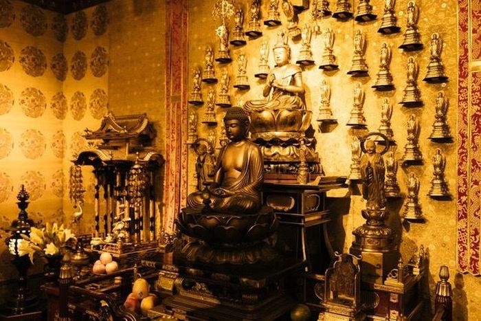 Để có không gian phòng thờ ấm cúng như này, doanh nhân Minh Nhựa đã đầu tư số tiền lớn.