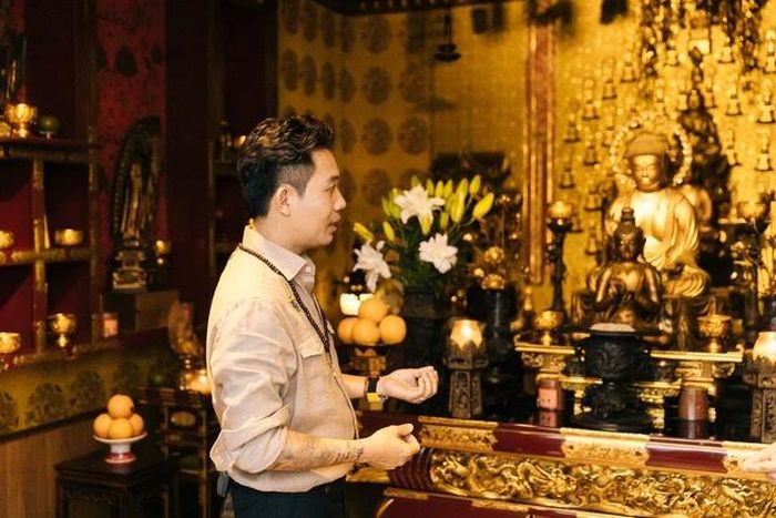 Đại gia Minh Nhựa bài trí xen kẽ các phần lễ hoa và quả vừa phải, giúp phòng thờ thêm phần trang nhã.