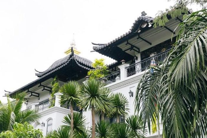 Biệt thự 3 tầng rộng 500m² ở TP.HCM của Minh Nhựa.