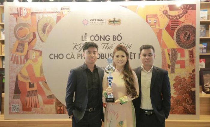 Hai người con trai Trung Nguyên và Bình Nguyên.