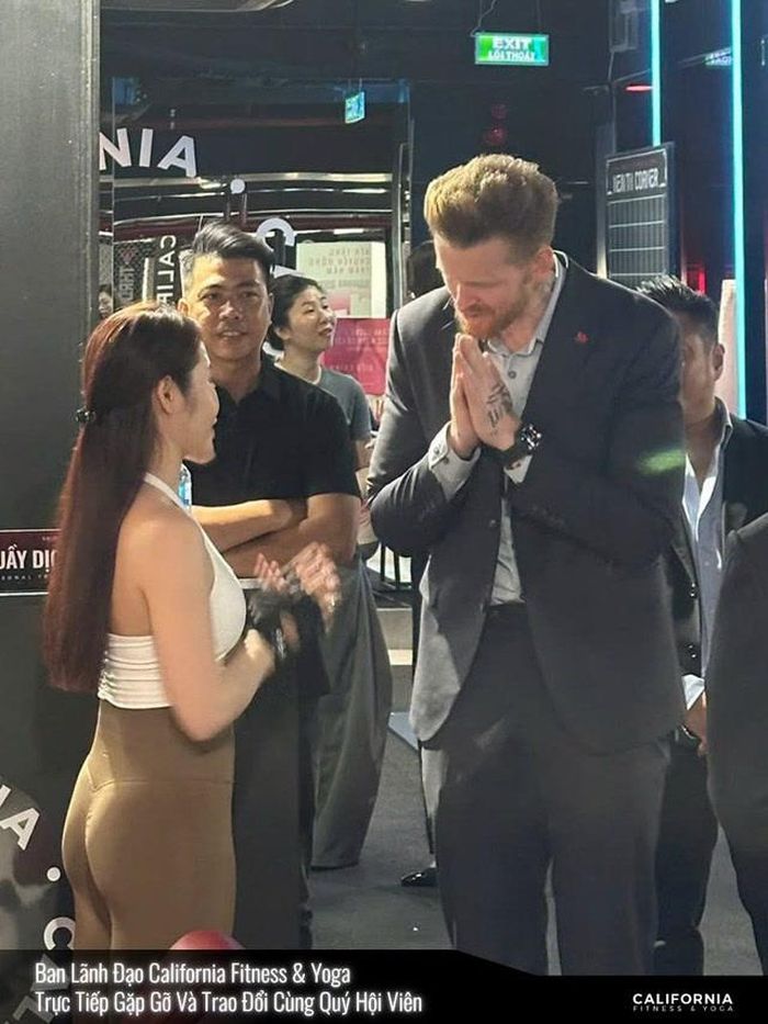 Ông Dane Fort nhà sáng lập kiêm Chủ tịch California Fitness & Yoga trực tiếp đến phòng tập chắp tay xin lỗi khách hàng.