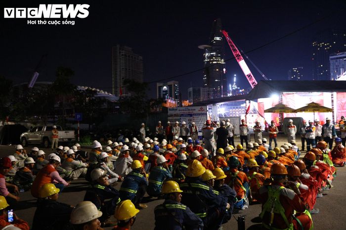 Ghi nhận của PV Báo Điện tử VTC News, khoảng 3h ngày 21/10, đơn vị thi công bắt đầu tháo neo, sử dụng tàu chuyên dụng lai dắt sà lan ra giữa sông Sài Gòn. 