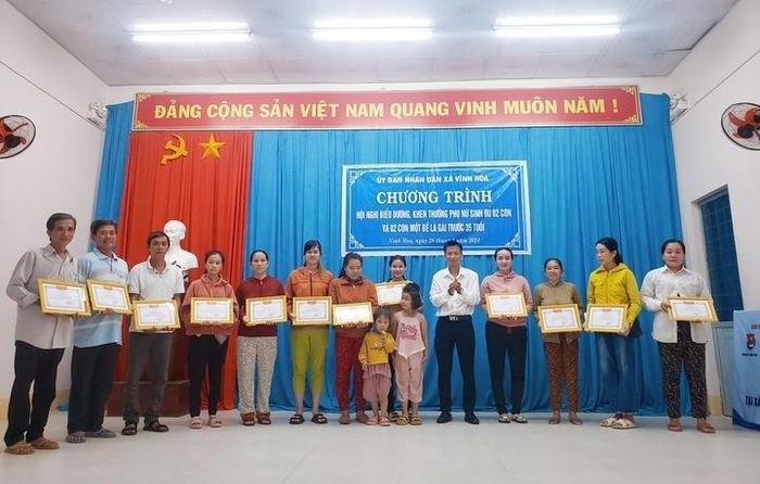 Một địa phương tại tỉnh Bến Tre (cũ) khen thưởng phụ nữ sinh đủ 2 con và hai con một bề là gái trước 35 tuổi.