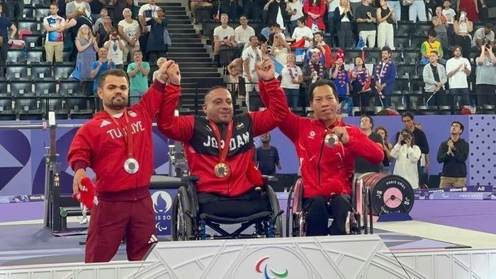 Lê Văn Công (bên phải) giành huy chương đồng môn cử tạ Paralympic 2024.