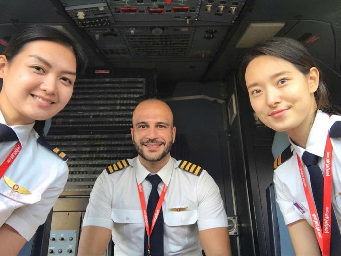 Nữ phi công Nicolarosa Mary May (bên trái) đến với Vietjet với mong muốn phát triển đam mê của mình.