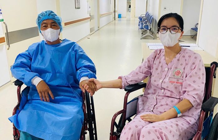 Hình ảnh khi Ngân và bố điều trị tại Bệnh viện Trung ương quân đội 108. (Ảnh: NVCC)