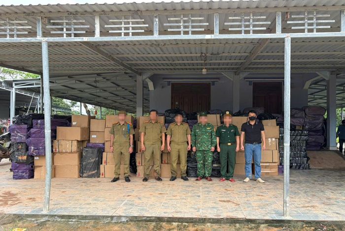 Những kho hàng chứa lượng lớn pháo nổ bị lực lượng chức năng phong toả, kiểm tra. (Ảnh: Bộ đội Biên phòng Quảng Trị)