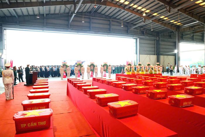 Đây là nhịp cầu hàng không thiêng liêng nối liền quá khứ hào hùng với hiện tại của sự tri ân. Từng mẫu hài cốt liệt sĩ phủ Quốc kỳ đỏ thắm là một ngọn lửa hy vọng, là tiếng gọi thiết tha từ ngàn xưa vọng về. Đây không chỉ là hành trình của khoa học và công nghệ, mà là chuyến bay của tình đồng chí, nghĩa đồng bào, mang theo niềm tin cháy bỏng, mong mỏi của thân nhân các liệt sĩ qua bao năm tháng chờ mong.