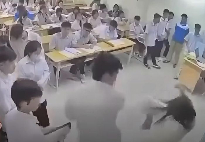Nam sinh bất ngờ lao lên bục giảng, đấm vào đầu cô giáo chủ nhiệm tại Trường THPT Mạc Đĩnh Chi, Hà Nội (Ảnh: Cắt từ clip).