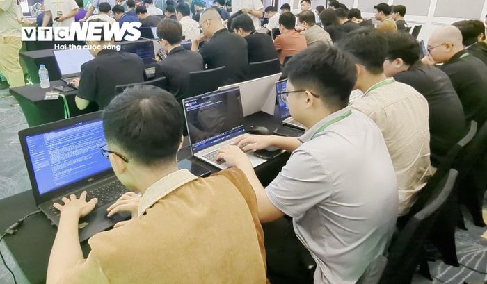 Các đội thi thể hiện năng lực phòng thủ trước cuộc tấn công mạng tại Vòng loại DF Cyber Defense & AI Hackathon 2026, ngày 21/10.