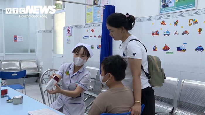 Người dân đi tiêm vaccine não mô cầu. (Ảnh minh hoạ)