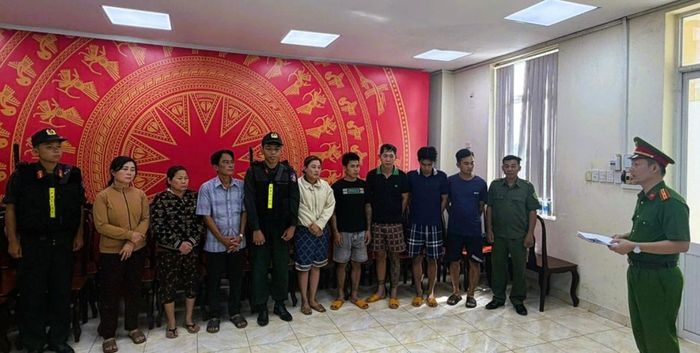 Cơ quan Cảnh sát điều tra đọc lệnh khởi tố bắt tạm giam các bị can. (Ảnh: Công an TP Đồng Nai)
