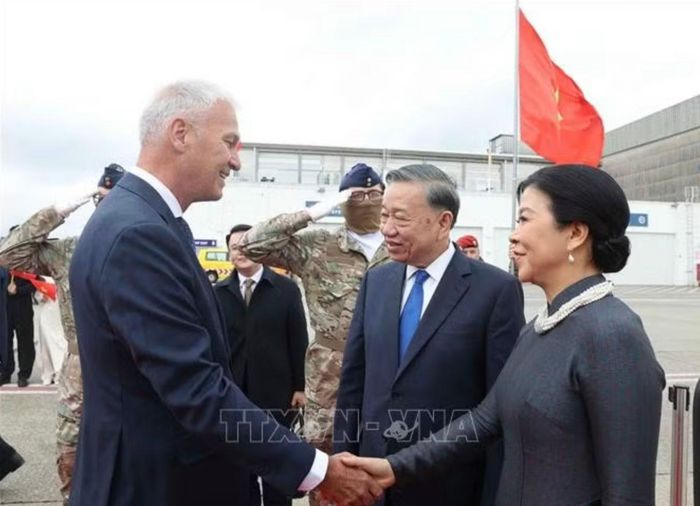 Tổng Bí thư, Chủ tịch nước Tô Lâm và Phu nhân Ngô Phương Ly đến thủ đô Brussels, bắt đầu thăm chính thức EU và Bỉ. (Ảnh: Thống Nhất/TTXVN)
