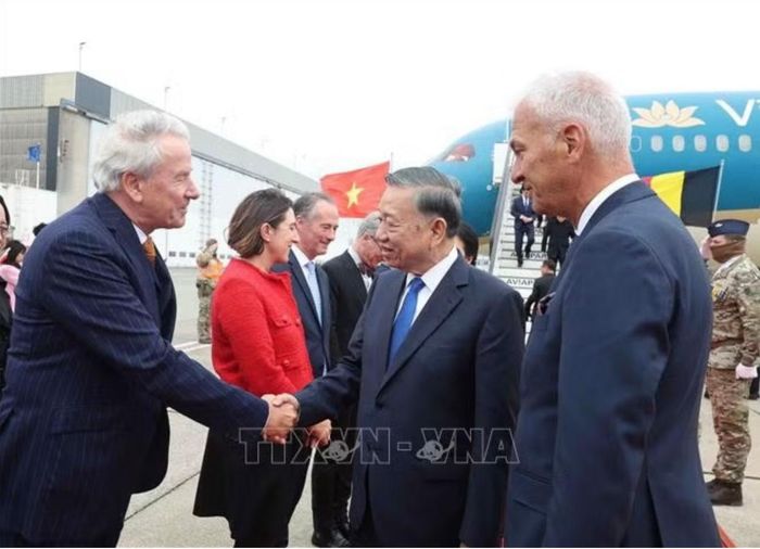 Tổng Bí thư, Chủ tịch nước Tô Lâm và Phu nhân Ngô Phương Ly đến thủ đô Brussels, bắt đầu thăm chính thức EU và Bỉ. (Ảnh: Thống Nhất/TTXVN)
