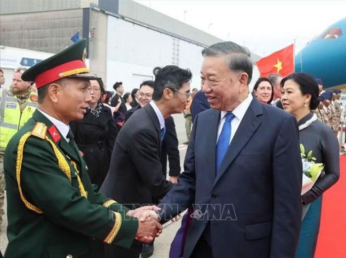 Cán bộ, nhân viên Đại sứ quán và cộng đồng người Việt Nam đón Tổng Bí thư, Chủ tịch nước Tô Lâm và Phu nhân Ngô Phương Ly tại Sân bay quân sự Melsbroek, Brussels. (Ảnh: Thống Nhất/TTXVN)