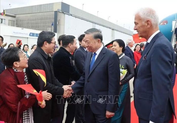 Cán bộ, nhân viên Đại sứ quán và cộng đồng người Việt Nam đón Tổng Bí thư, Chủ tịch nước Tô Lâm và Phu nhân Ngô Phương Ly tại Sân bay quân sự Melsbroek, Brussels. (Ảnh: Thống Nhất/TTXVN)