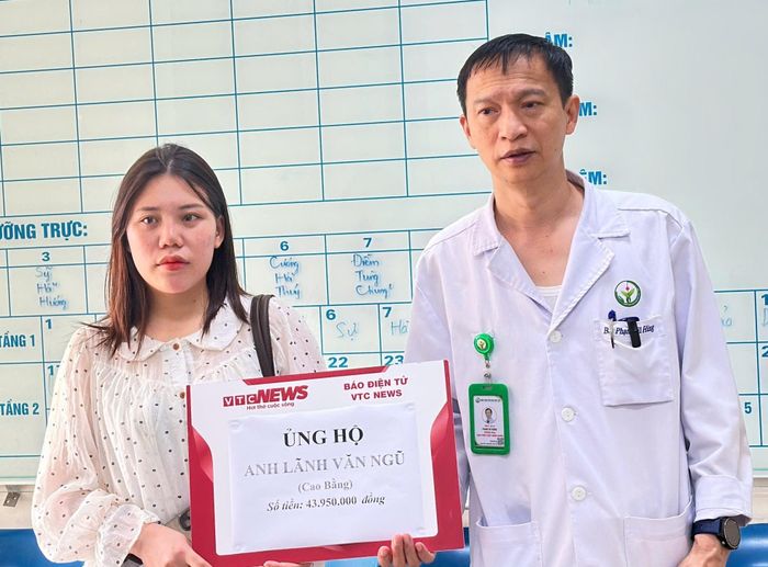 Chị Lãnh Thị Nga - con gái ông Ngũ thay mặt gia đình đón nhận sự giúp đỡ từ bạn đọc. (Ảnh: Nhật Đức)