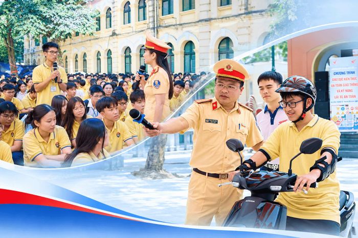 Ảnh trên: Công an phường Cửa Nam phối hợp cùng Trường THPT Việt Đức tuyên truyền về trật tự an toàn giao thông cho học sinh. Ảnh dưới: Học sinh Trường THPT Việt Đức được bồi dưỡng kỹ năng lái xe gắn máy.
