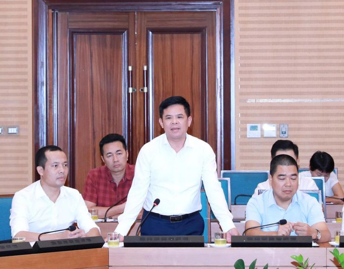 Chủ tịch UBND xã Phúc Thọ Kiều Trọng Sỹ báo cáo tại cuộc họp. Ảnh: Tùng Nguyễn.