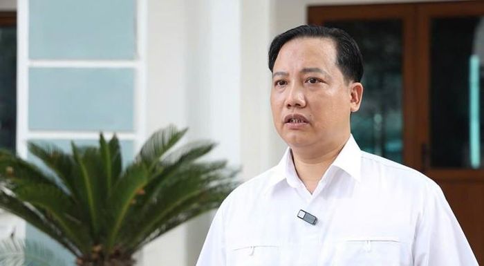 Phó Chủ tịch Thường trực Ủy ban MTTQ Việt Nam xã, Chủ tịch Hội Cựu chiến binh xã Thư Lâm Vũ Ngọc Huy cho biết, đối với Hội Cựu chiến binh xã Thư Lâm, nhiệm vụ duy trì ao, hồ xanh – sạch – đẹp đã hoàn thành. Tuy nhiên, mục tiêu của Hội không chỉ dừng lại ở kết quả trước mắt mà còn hướng tới phát huy vai trò gương mẫu của hội viên trong giữ gìn cảnh quan, bảo vệ môi trường lâu dài. Ảnh: Phạm Huyền