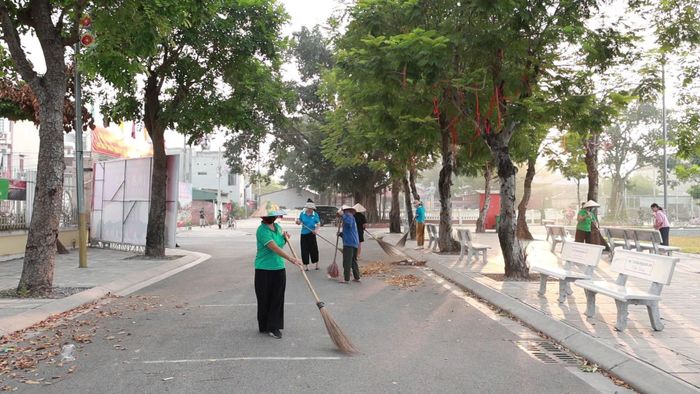 Người dân thôn Lương Quy vệ sinh các tuyến đường và khu sinh hoạt cộng đồng. Ảnh: Mỹ Hoa