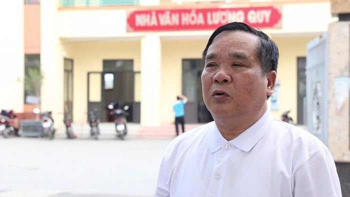 Bí thư Chi bộ thôn Lương Quy Ngô Văn Đáp xác định việc chỉnh trang cảnh quan, vệ sinh môi trường là những phần việc thiết thực gắn trực tiếp với đời sống của người dân. Ảnh: Phạm Huyền
