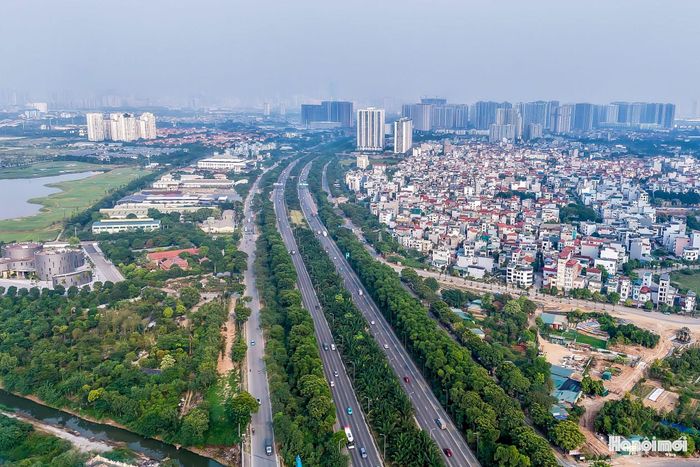 Trong quá trình phát triển hạ tầng, việc duy trì và mở rộng hệ thống cây xanh có ý nghĩa quan trọng để bảo đảm sự hài hòa giữa giao thông và môi trường. Từ những hàng cọ dầu thẳng tắp đến các thảm cỏ xanh mướt, Đại lộ Thăng Long cho thấy vai trò của cảnh quan xanh trong kiến tạo đô thị hiện đại, nâng cao chất lượng sống cho người dân Thủ đô.