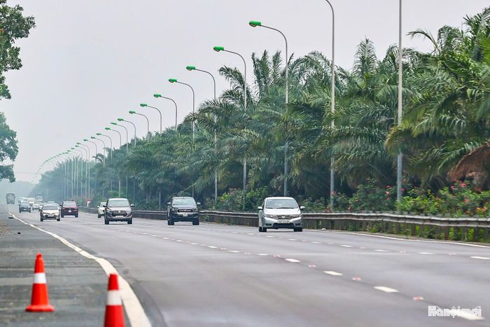 Tại những khu vực có mật độ phương tiện cao, các dải cây và thảm cỏ tạo thêm lớp đệm xanh giữa dòng xe, góp phần nâng cao chất lượng không gian đô thị. Sắc xanh liên tục trên tuyến đường cũng giúp hành trình của người dân bớt căng thẳng, mang lại cảm giác gần gũi với thiên nhiên giữa nhịp sống hiện đại.