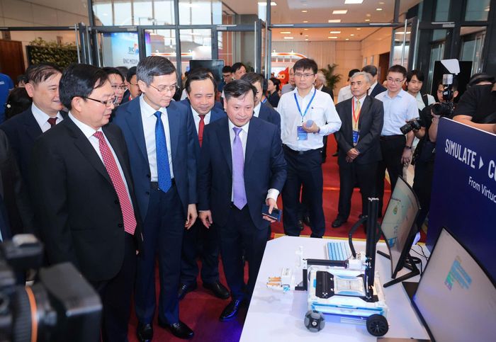 Giám đốc Học viện Chính trị quốc gia Hồ Chí Minh Đoàn Minh Huấn; Phó Thủ tướng Chính phủ Hồ Quốc Dũng, Bộ trưởng Bộ Khoa học và Công nghệ Vũ Hải Quân và các đại biểu tham quan gian hàng tại không gian triển lãm Đổi mới sáng tạo ngày 4-10-2026. Ảnh: PV