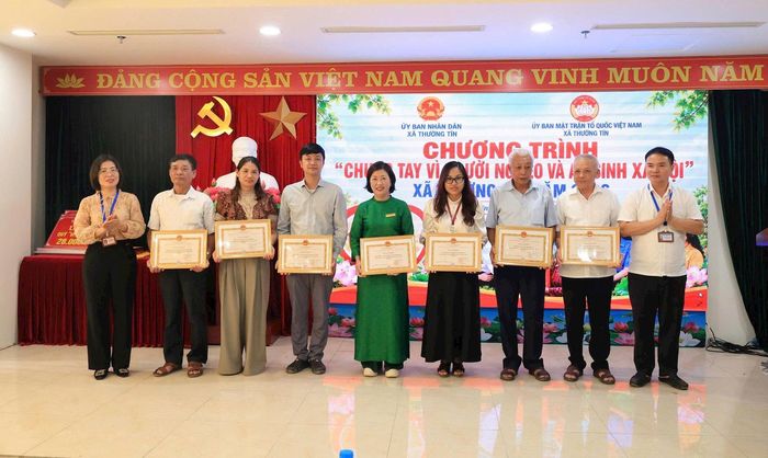 Lãnh đạo xã Thường Tín trao ghi nhận tấm lòng vàng của các tập thể ủng hộ quỹ. Ảnh:PV