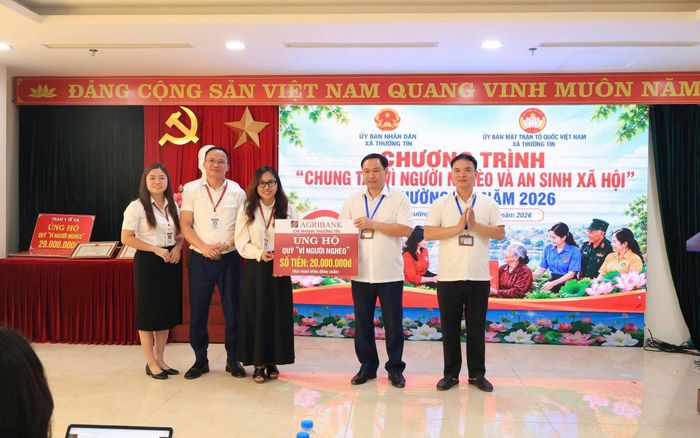 Lãnh đạo xã Thường Tín tiếp nhận ủng hộ của các đơn vị. Ảnh: PV