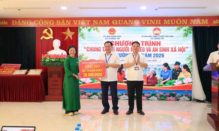 Đại diện trường học trên địa bàn xã tham gia ủng hộ quỹ. Ảnh: PV