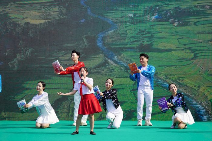 Chương trình nghệ thuật tại lễ phát động. Ảnh: Hoàng Lân.